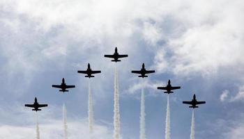 ausstellung und flugparade am himmel von madrid, spanien foto