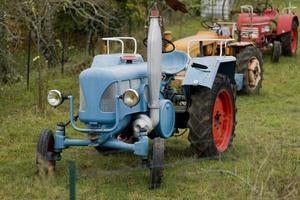 alte Traktoren in der französischen Landschaft foto