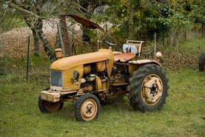 alte Traktoren in der französischen Landschaft foto