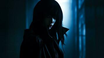 ein Frau mit schwarz Haar Stehen im ein dunkel Zimmer generativ ai foto