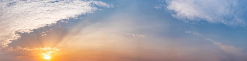 dramatischer Panoramahimmel mit Wolke auf Sonnenaufgang und Sonnenuntergangzeit foto