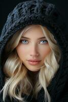 ein schön blond Frau mit Blau Augen im ein schwarz Kapuzenpullover foto