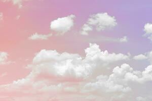 Himmel und Wolke Hintergrund mit Rosa und lila Licht bewirken foto