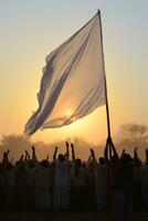 Weiß Flagge flattern inmitten historisch gekleidet Teilnehmer im würdevoll Zeremonien foto