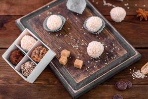 leckere frische handgemachte süße Bonbons mit Käsefüllung und Bestreuung foto