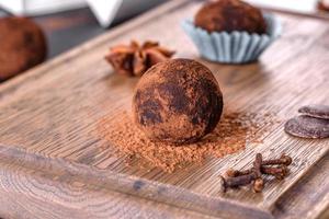 leckere frische handgemachte süße Bonbons mit Käsefüllung und Bestreuung foto