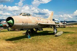 gelagert klassisch Kämpfer Ebene. alt Timer Warbird Flugzeug beim Museum. Luftfahrt und Flugzeug. Luft- und Raumfahrt Industrie. foto