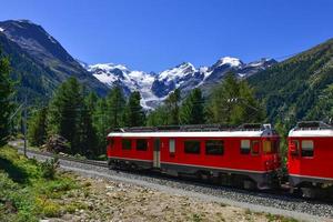 Schweizer Bergzug Bernina Express überquerte Alpen foto