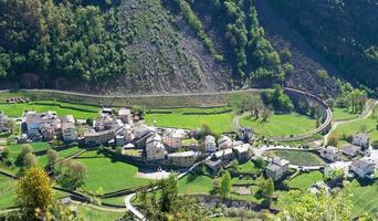 Bernina Roter Zug beim Brusio-Schritt foto