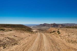 unbefestigte Straße in die Wüste in Israel foto