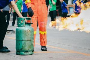 Feuerlöschtraining der Mitarbeiter, das zündende Gastankventil schließen. foto