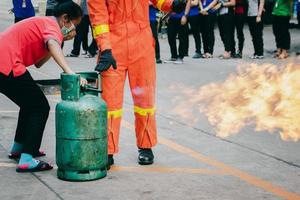 Feuerlöschtraining der Mitarbeiter, das zündende Gastankventil schließen. foto