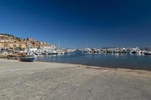 Porto Santo Stefano Hafen mit Booten und dem Meer, Italien, 2020 foto