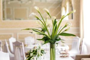 schöne Dekoration des Hochzeitsurlaubs mit Blumen und Grün mit Floristendekoration foto