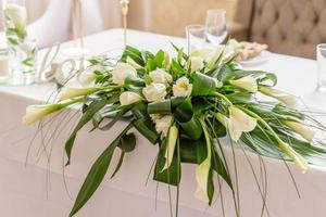 schöne Dekoration des Hochzeitsurlaubs mit Blumen und Grün mit Floristendekoration foto