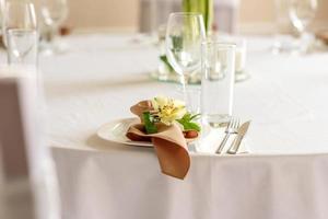 schöne Dekoration des Hochzeitsurlaubs mit Blumen und Grün mit Floristendekoration foto