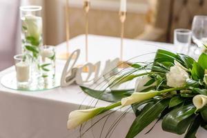 schöne Dekoration des Hochzeitsurlaubs mit Blumen und Grün mit Floristendekoration foto