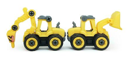 Seite Aussicht von Gelb Plastik Spielzeug von Traktor bohren und Bulldozer oder Lader isoliert auf Weiß Hintergrund. schwer Konstruktion Fahrzeug. foto