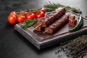 frischer leckerer Kebab gegrillt mit Gewürzen und Kräutern foto