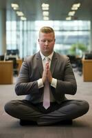 betont Übergewicht Manager finden Frieden durch achtsam Meditation Praktiken Methoden Ausübungen foto