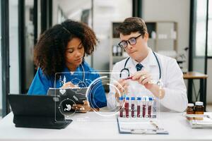 Arzt Gespräche mit Fachmann Kopf Krankenschwester oder der Chirurg, Sie verwenden Digital Tablette Computer. vielfältig Mannschaft von Gesundheit Pflege Spezialisten diskutieren Prüfung Ergebnis auf Schreibtisch foto