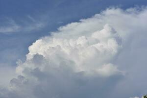 Blau Weiss Gewitterwolken im Sommer. kumulativ Wolken. foto