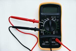 Multimeter auf ein Weiß Hintergrund. Stromspannung und Strom Meter. foto