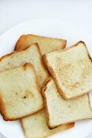 gebraten Toast auf ein Weiß Platte. gebacken Brot zum Sandwiches. vegan Lebensmittel. foto