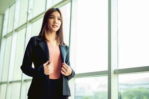 glücklich Lächeln von jung Geschäft Frauen Wer haben erreicht Erfolg von Arbeiten auf persönlich Geschäft, Gefühl Gut, in der Hoffnung und Fortschritte im Arbeit und Geschäft foto