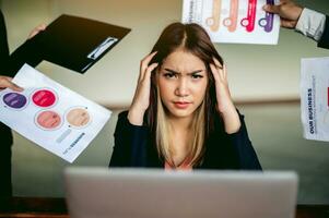 emotional Probleme Probleme von arbeiten, schwer arbeiten, angesammelt Stress ermüden Langeweile von Arbeit Bedingung von Ausbrennen im arbeiten, brennen aus foto