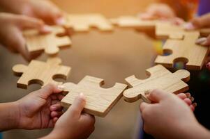 Puzzle Puzzle Stücke Gruppe zusammen, Vereinen Stärke, Einheit, Zusammenarbeit. Kommunikation Verbindung Zusammenarbeit Konzept foto