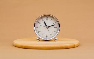 Alarm Uhr, Zeit Uhr, geplanter Termin Zeit, Pünktlichkeit, Arbeiten mit Zeit, Zeit Konzept, modern Uhr foto