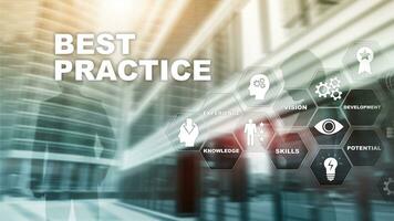 Best Practice auf dem virtuellen Bildschirm. Geschäfts-, Technologie-, Internet- und Netzwerkkonzept foto