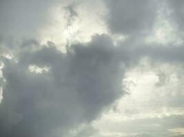 schwarz grau Wolken bilden verursachen Regen, und saisonal Stürme. das Regen Wolken Das wurden gebildet verursacht ein Gewitter. zum Wetter Prognostiker Berichterstattung das Wetter im das regnerisch Jahreszeit oder stürmisch Jahreszeit. foto