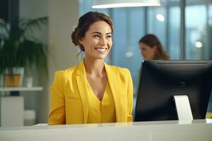 Porträt von lächelnd Rezeptionist weiblich Gruß Klient, glücklich Geschäft Frau Rezeption im modern Büro foto