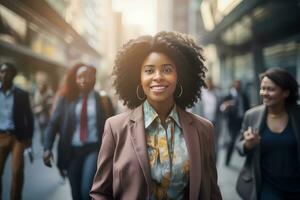 afrikanisch Geschäftsfrau Gehen im modern Stadt, schön Frau Spaziergänge auf ein überfüllt Fußgänger Straße, Geschäft Manager umgeben durch verwischen Menschen auf beschäftigt Straße. foto