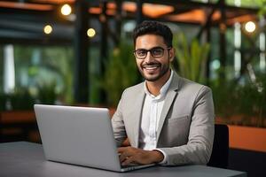 gut aussehend Latein Geschäftsmann Arbeiten mit Computer, männlich Manager funktioniert im modern Büro, Analyse Daten Statistiken und Geschäft Planung. foto