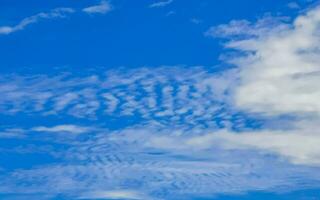 blauer himmel mit schönen wolken an einem sonnigen tag in mexiko. foto