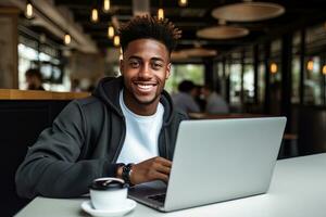 Porträt von heiter schwarz männlich Schüler Lernen online im Kaffee Geschäft, jung afrikanisch amerikanisch Mann Studien mit Laptop im Cafe, tun Hausaufgaben foto