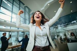 glücklich erfolgreich Geschäftsfrau feiern im modern Büro, Manager feiert Erfolg und erreichen Ziele, weiblich Unternehmer feiern gewinnen Momente foto