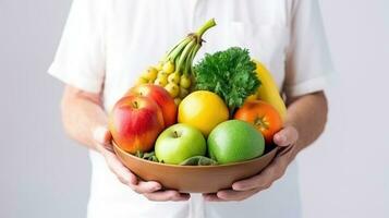 Mann halten Korb von Früchte, Farmer präsentieren frisch Früchte, gesund Essen Reich im Vitamine. generativ ai foto