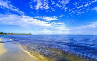 tropischer mexikanischer Strand klares türkisfarbenes Wasser Playa del Carmen Mexiko. foto