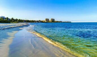 tropischer mexikanischer Strand klares türkisfarbenes Wasser Playa del Carmen Mexiko. foto