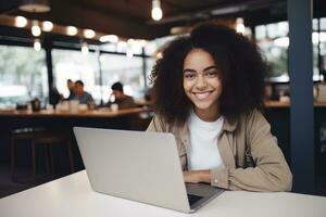 Porträt von schön schwarz weiblich Schüler Lernen online im Kaffee Geschäft, jung afrikanisch amerikanisch Frau Studien mit Laptop im Cafe, tun Hausaufgaben foto