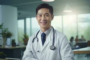Porträt von asiatisch Arzt mit Stethoskop im das Krankenhaus, erfahren Senior medizinisch Arzt lächelnd und suchen beim Kamera. foto