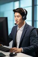 Porträt von ein gut aussehend asiatisch Mann, Kunde Bedienung Operator, Anruf Center Arbeiter reden durch Headset mit Kunde im modern Büro. foto