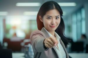 asiatisch Geschäftsfrau zeigen ein Kampf Pose, schön Manager Gesten erziehen Fäuste im modern Büro, weiblich Unternehmer Kämpfe ein Problem, feiern Erfolg und erreichen Tore foto