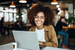 Porträt von schön schwarz weiblich Schüler Lernen online im Kaffee Geschäft, jung afrikanisch amerikanisch Frau Studien mit Laptop im Cafe, tun Hausaufgaben foto