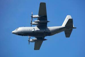 ohne Titel Militär- Transport Flugzeug beim Luft Base. Flughafen und Flugplatz. Luft Macht und Heer Flug Betrieb. Luftfahrt und Flugzeug. Luft Aufzug. Militär- Industrie. fliegen und fliegend. foto