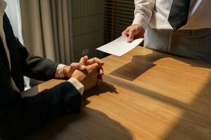 Verlassen Job Geschäft Mann Senden Rücktritt Brief und Verpackung Zeug zurücktreten drücken oder Tragen Geschäft Karton Box im Büro. Veränderung von Job oder gefeuert von Unternehmen. foto